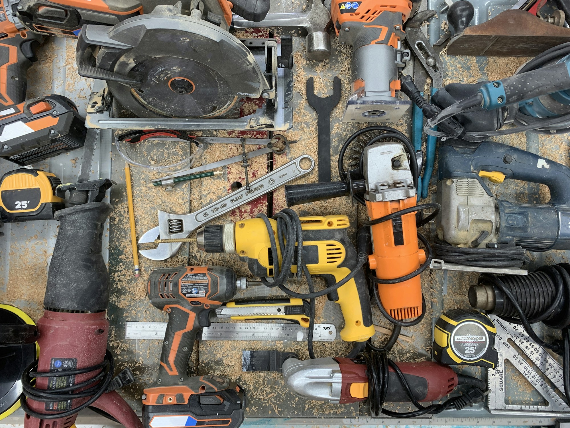 Herramientas de construcción sobre una mesa de trabajo, fotografía referencial